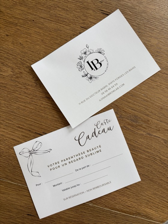 Les deux faces de la carte cadeau imprimée I.Brow Lab, posées sur une table en bois : « Votre parenthèse beauté pour un regard sublimé » avec les champs à remplir, et au dos le logo et les coordonnées de l'institut.