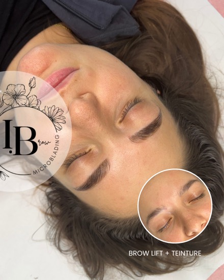 Résultat brow lift avec teinture : sourcils disciplinés et intensifiés, le regard structuré, avant en médaillon.