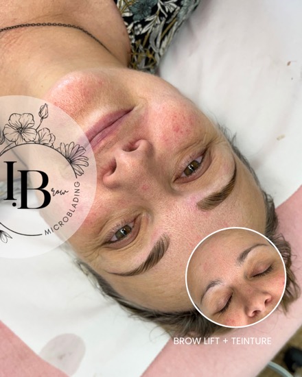 Avant / après brow lift avec teinture : sourcils disciplinés et intensifiés, le regard structuré, avant en médaillon.
