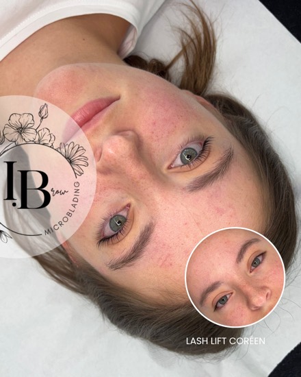Avant / après lash lift coréen : cils recourbés dès la racine, le regard ouvert, avant en médaillon.
