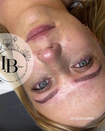 Résultat microblading : ligne de sourcils structurée et densifiée pour un regard ouvert.