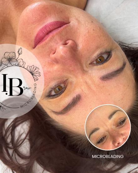 Résultat microblading sur peau mature : sourcils redessinés et redéfinis au pigment naturel, avant en médaillon.