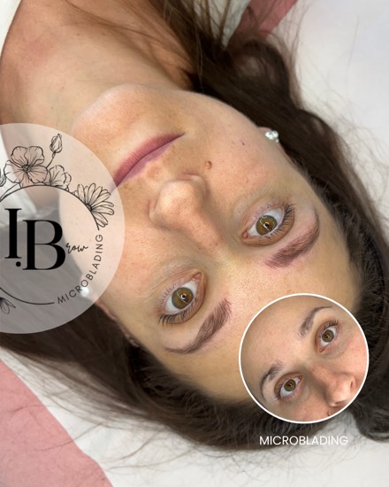 Résultat microblading : sourcils redessinés poil par poil pour un rendu naturel et fourni, avant en médaillon.